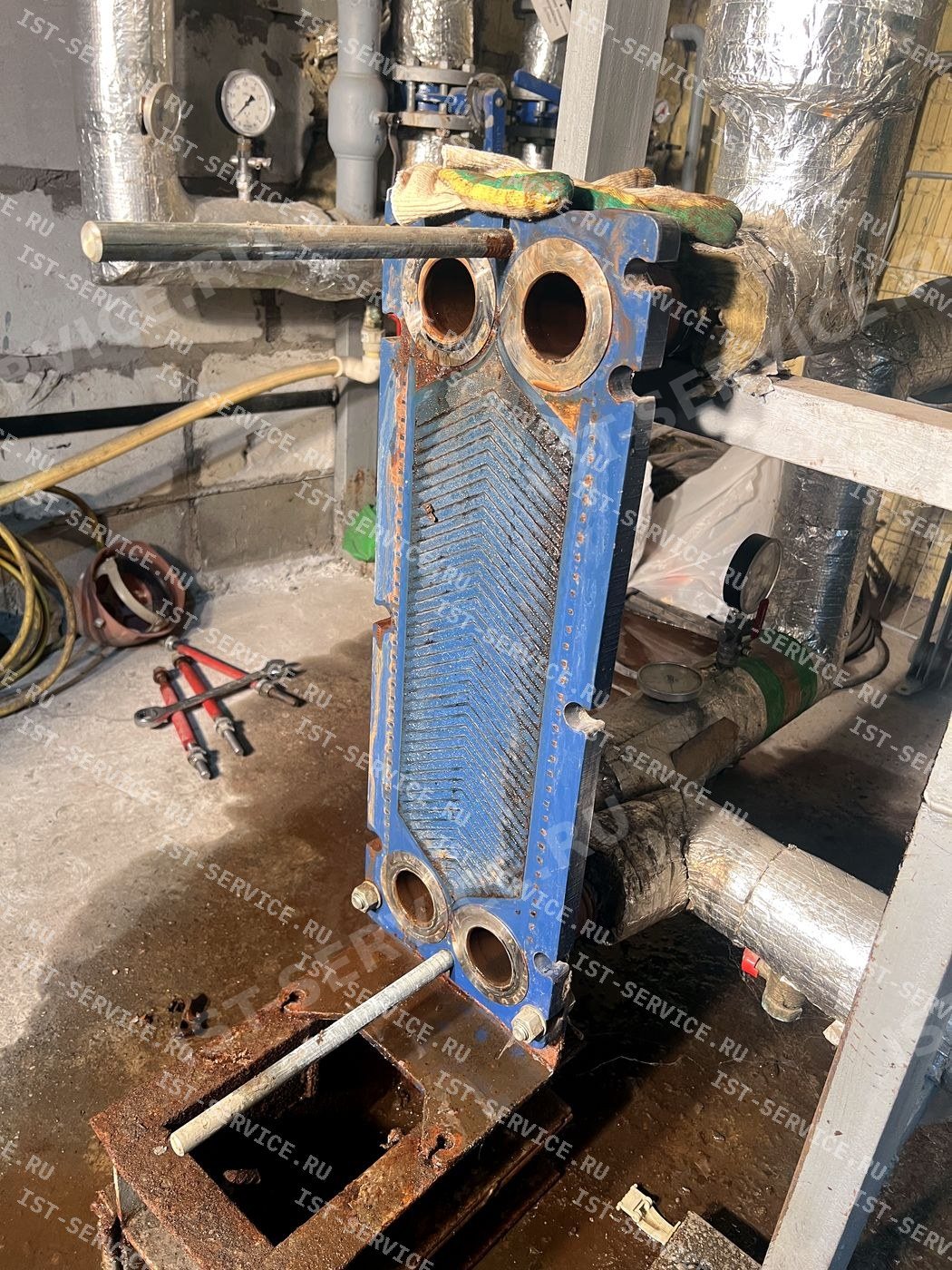 Демонтированный теплообменник Alfa Laval T5M в тепловом пункте